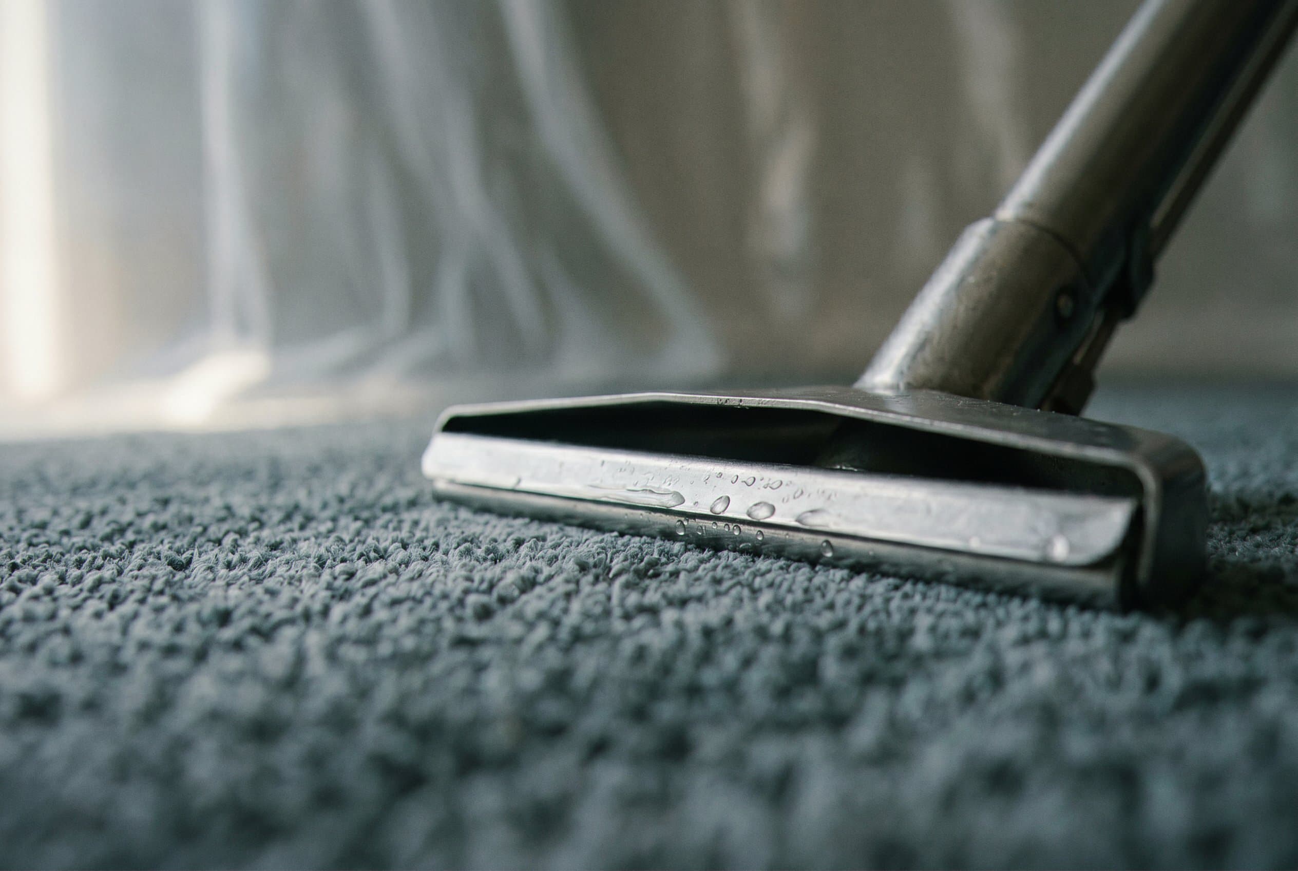 Extraction wand pulling water from carpet.